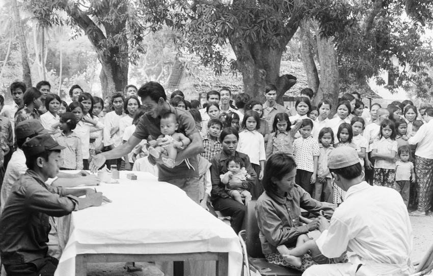Quân tình nguyện Việt nam khám bệnh và phát thuốc cho nhân dân nơi đóng quân tại tỉnh Công pông chư năng của Campuchia (1983). (Ảnh: TTXVN)