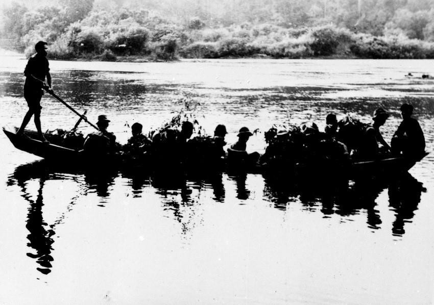 Một đơn vị quân giải phóng hành quân qua sông đến Bình Giã. (Ảnh: TTXVN)