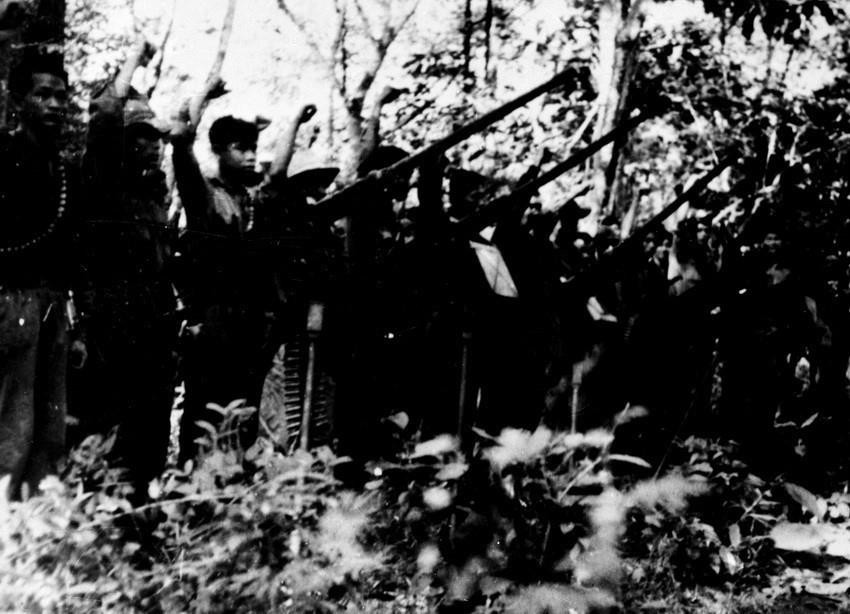 Các chiến sỹ pháo cao xạ quân giải phóng hạ quyết tâm giành chiến thắng trước giờ ra quân. (Ảnh: TTXVN)