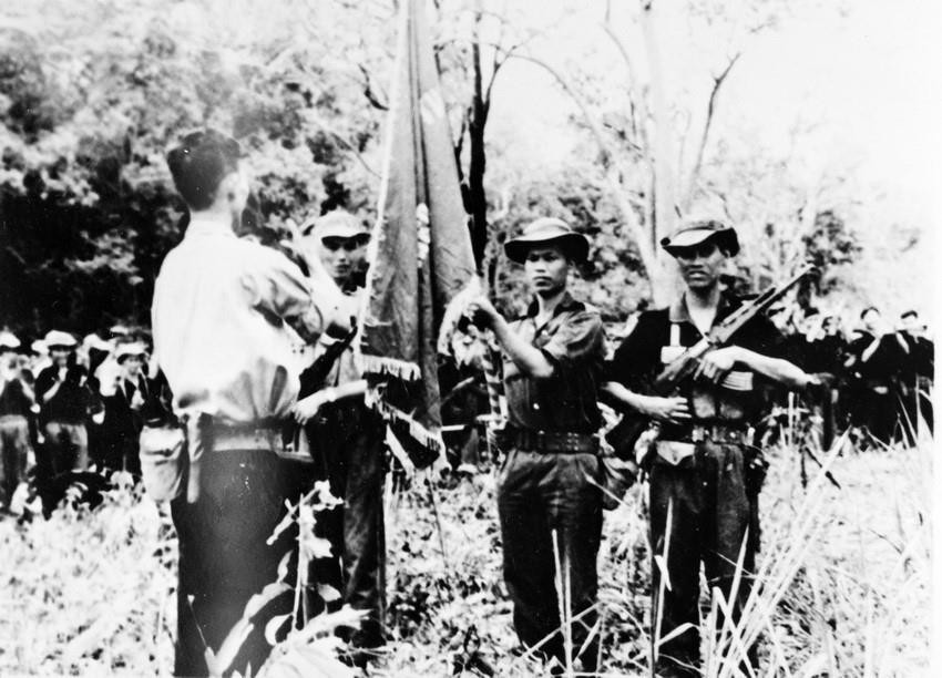 Đoàn Bình Giã được vinh dự nhận quân kỳ quyết chiến thắng giắc Mỹ xâm lược do Ủy ban Trung ương Mặt trận dân tộc Chính phủ miền Nam Việt Nam tặng thưởng (1966). (Ảnh: TTXVN)