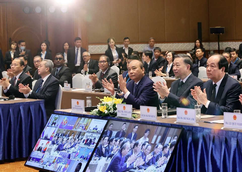 Thủ tướng Nguyễn Xuân Phúc và các đại biểu tại điểm cầu Hà Nội. (Ảnh: Thống Nhất/TTXVN)