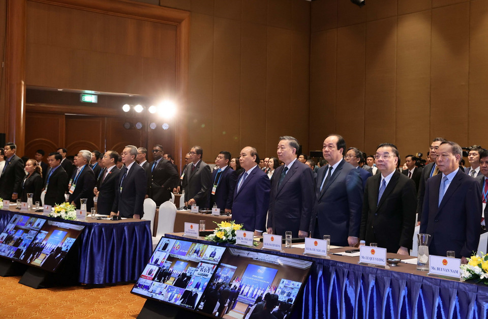 Thủ tướng Nguyễn Xuân Phúc và các đại biểu thực hiện nghi thức chào cờ. (Ảnh: Thống Nhất/TTXVN)