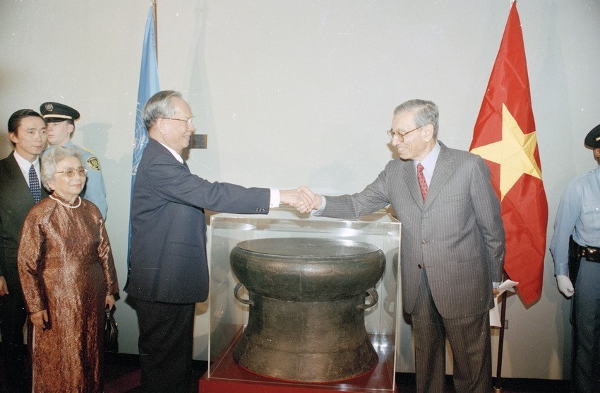 Nhân dịp tham dự Lễ kỷ niệm 50 năm Ngày thành lập Liên hợp quốc (1945-1995), chiều 25/10/1995, tại Trụ sở Liên hợp quốc ở New York (Hoa Kỳ), Chủ tịch nước Lê Đức Anh trao tặng phiên bản trống đồng Ngọc Lũ cho Tổng thư ký Liên hợp quốc Boutros B. Ghali. (Ảnh: Cao Phong/TTXVN)