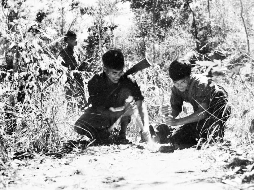 Công binh quân giải phóng đặt mìn để phá cuộc hành quân Junction City của Mỹ vào vùng giải phóng (1966-1967). (Ảnh: TTXVN)