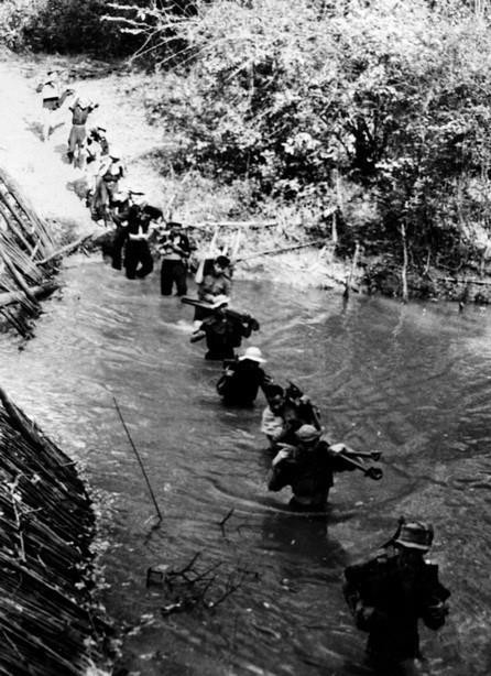 Trong nghệ thuật chiến dịch, đề xuất của đồng chí Lê Đức Anh trong chiến dịch Junction City chính là đã tạo ra "thế trận chiến tranh nhân dân trên một địa bàn không có dân" để đánh địch. Phương pháp này đã phát huy hiệu quả và giành thắng lợi to lớn. Trong ảnh: Quân giải phóng hành quân đón đánh địch, quyết tâm bẻ gẫy cuộc hành quân Junction City của Mỹ vào vùng giải phóng Tây Ninh (Đông Xuân 66-67). (Ảnh: TTXVN)