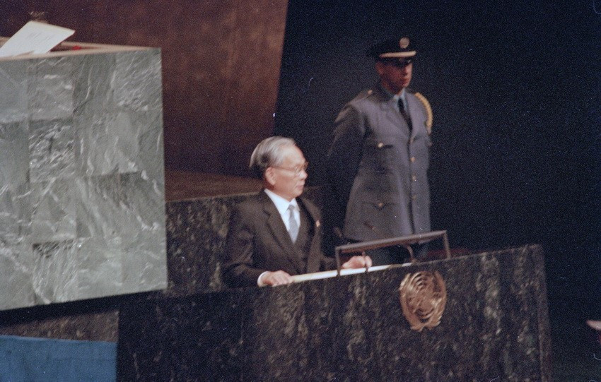 Thâu suốt đường lối đối ngoại của Đảng, Chủ tịch nước Lê Đức Anh có nhiều đóng góp quan trọng trên lĩnh vực đối ngoại của đất nước, nổi bật là việc xúc tiến bình thường hóa quan hệ với Mỹ. Chủ tịch nước Lê Đức Anh trở thành Nguyên thủ quốc gia đầu tiên của Việt Nam đặt chân tới Mỹ. Trong ảnh: Chủ tịch nước Lê Đức Anh đọc diễn văn tại Lễ Kỷ niệm 50 năm ngày thành lập Liên hợp quốc tại Mỹ (10/1995). (Ảnh: TTXVN)