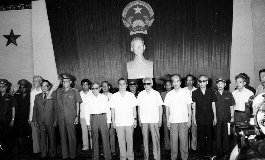 Lễ trao Huân chương Sao Vàng - phần thưởng cao quý của Nhà nước ta cho quân tình nguyện Việt Nam tại Campuchia trở về nước (1988). (Ảnh: TTXVN)