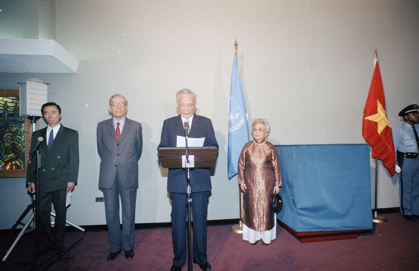 Chủ tịch nước Lê Đức Anh đọc diễn văn trong buổi lễ trao tặng phẩm phiên bản trống đồng Ngọc Lũ của Việt Nam tại Liên hợp quốc, nhân dịp tham dự Lễ kỷ niệm 50 năm Ngày thành lập Liên hợp quốc (1945-1995). (Ảnh: TTXVN)