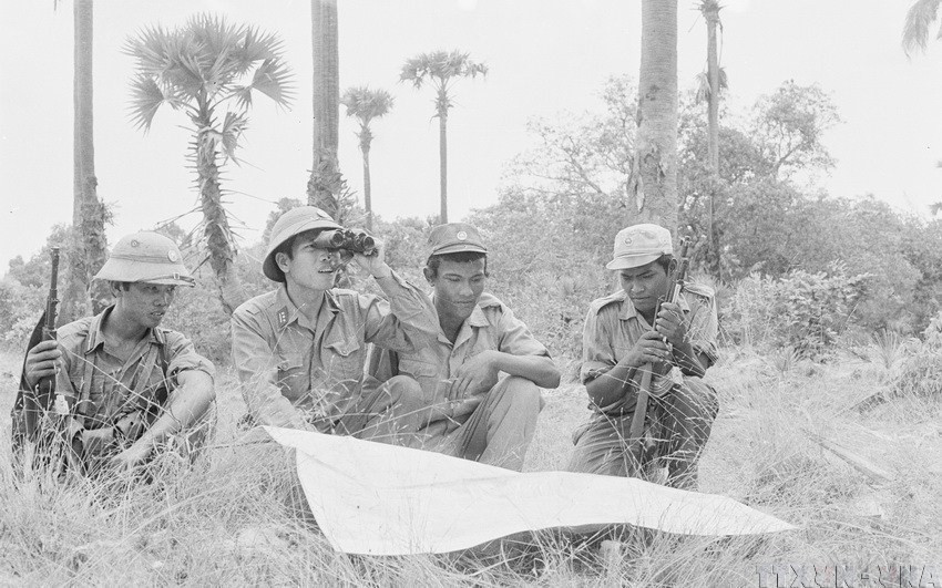 Quân tình nguyện Việt Nam thuộc Binh đoàn Cửu Long cùng quân đội cách mạng Campuchia trao đổi phương án tác chiến trên thực địa (1983). (Ảnh: TTXVN)