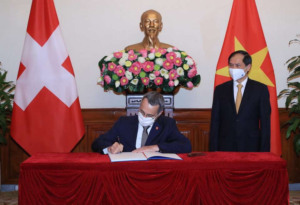  Phó Tổng thống, Bộ trưởng Ngoại giao Liên bang Thụy Sĩ Ignazio Cassis ghi sổ lưu niệm tại Trụ sở Bộ Ngoại giao. (Ảnh: Trọng Đức/TTXVN)