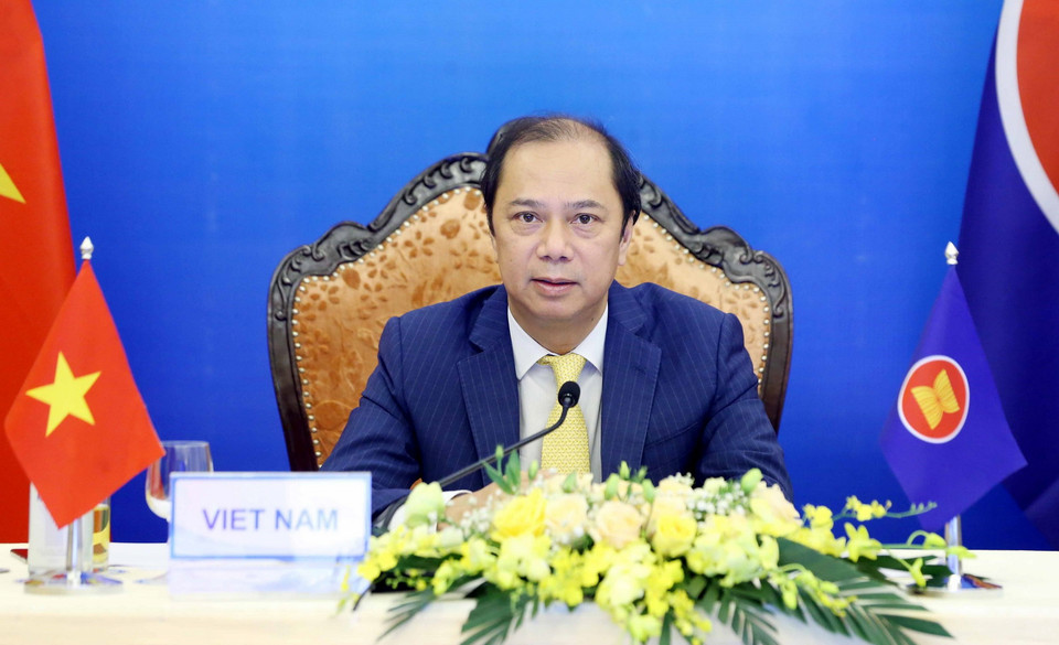 Thứ trưởng Bộ Ngoại giao Nguyễn Quốc Dũng tham dự Hội nghị Bộ trưởng Ngoại giao ASEAN-New Zealand theo hình thức trực tuyến. (Ảnh: Phạm Kiên/TTXVN)