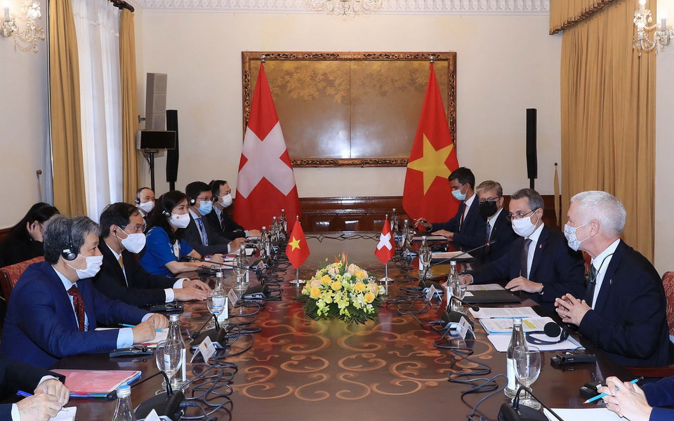  Bộ trưởng Ngoại giao Bùi Thanh Sơn hội đàm với Phó Tổng thống, Bộ trưởng Ngoại giao Liên bang Thụy Sĩ Ignazio Cassis. (Ảnh: Trọng Đức/TTXVN)