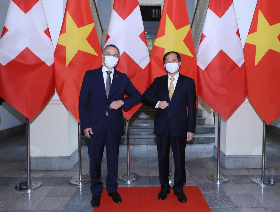  Bộ trưởng Ngoại giao Bùi Thanh Sơn và Phó Tổng thống, Bộ trưởng Ngoại giao Liên bang Thụy Sĩ Ignazio Cassis tại lễ đón. (Ảnh: Trọng Đức/TTXVN)