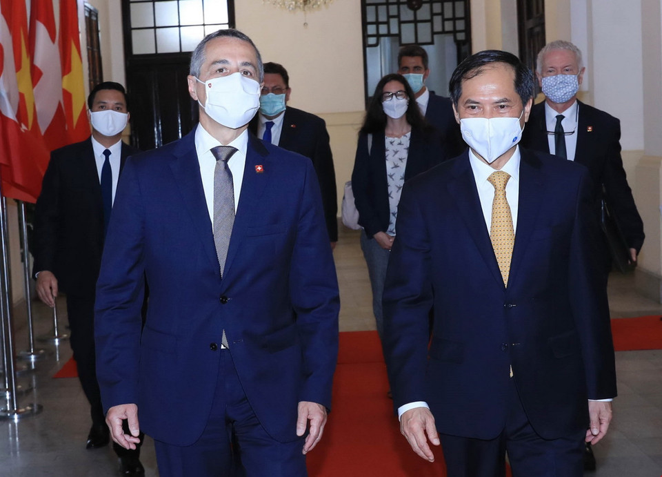 Bộ trưởng Ngoại giao Bùi Thanh Sơn và Phó Tổng thống, Bộ trưởng Ngoại giao Liên bang Thụy Sĩ Ignazio Cassis tại lễ đón. (Ảnh: Trọng Đức/TTXVN)