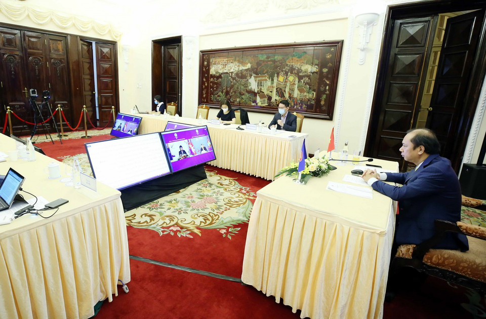 Thứ trưởng Bộ Ngoại giao Nguyễn Quốc Dũng tại đầu cầu Hà Nội. (Ảnh: Phạm Kiên/TTXVN)