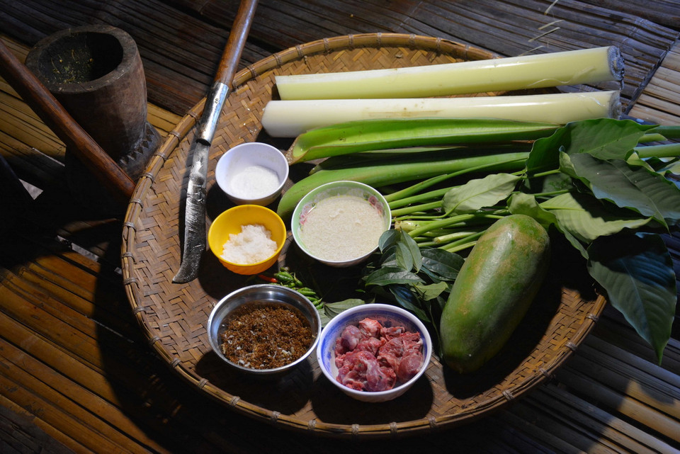 Nguyên liệu để nấu món canh bột lá yao. Canh bột lá yao – một món ăn truyền thống ngày Tết của người Ê Đê, được tạo nên bởi nhiều nguyên liệu, gia vị như thịt/xương heo hoặc vếch bò (phần đầu ruột non của bò), cây môn thục, cà đắng phơi khô, đu đủ xanh, gạo, lá yao (một loại lá rừng có vị ngọt, mùi thơm, hình dáng giống lá trầu không), lõi chuối, củ nén, muối, ớt, bột ngọt. (Ảnh: Hoài Thu/TTXVN)