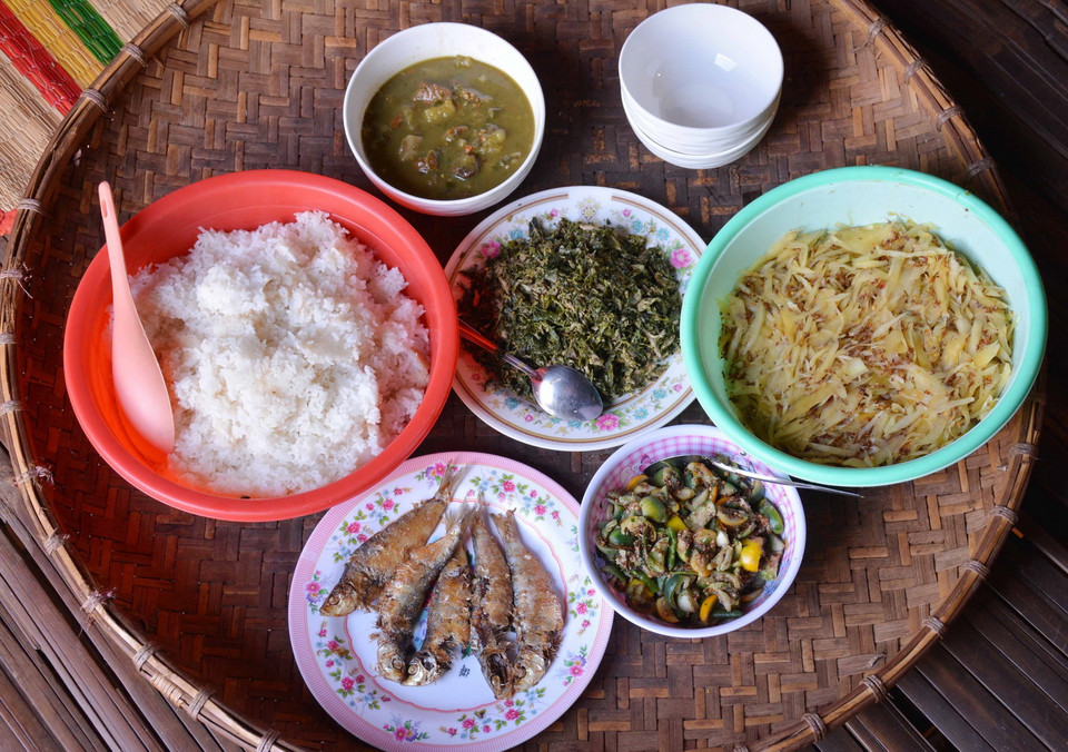 Một mâm cơm ngày Tết của người Ê Đê với các món truyền thống như lá mỳ xào, cà đắng giã kiến vàng, đu đủ giã kiến vàng, cá nướng, canh bột lá yao và cơm trắng. (Ảnh: Hoài Thu/TTXVN)