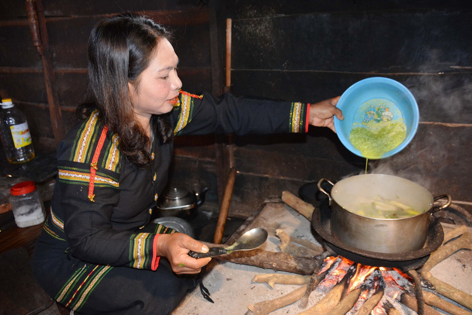 Để nấu món canh bột lá yao, người Ê Đê xào xương trước, sau đó bỏ đu đủ, lõi chuối, môn, cà đắng vào xào chung. Sau khi bỏ nước vào nồi canh, đợi nước sôi, người Ê Đê sẽ chắt nước từ hỗn hợp bột gạo với lá yao đã giã nát để bỏ vào nồi canh. (Ảnh: Hoài Thu/TTXVN)
