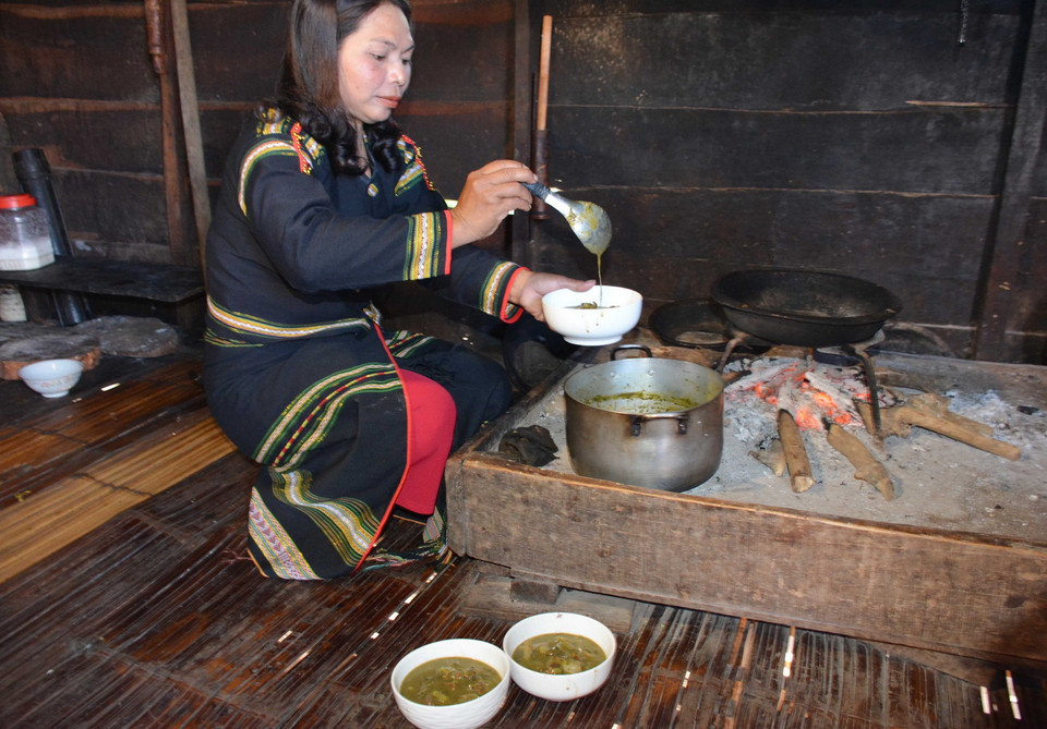 Người Ê Đê nêm gia vị để có một món canh bột lá yao hoàn chỉnh, nóng hổi, thơm phức. Ăn món canh bột lá yao sẽ cảm nhận chút vị đắng của cà, vị cay của ớt, vị sệt sệt của nước canh, vị béo béo của thịt bở và cả mùi thơm dịu của lá yao. (Ảnh: Hoài Thu/TTXVN)
