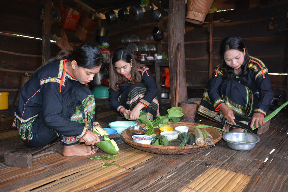 Các cô gái Ê Đê mỗi người một việc để chuẩn bị nguyên liệu nấu món canh bột lá yao. Canh bột lá yao thường được ăn kèm với cơm, cùng với các món truyền thống khác của người Ê Đê như cà đắng giã muối ớt, đu đủ giã kiến vàng, lá mì xào,… (Ảnh: Hoài Thu/TTXVN)