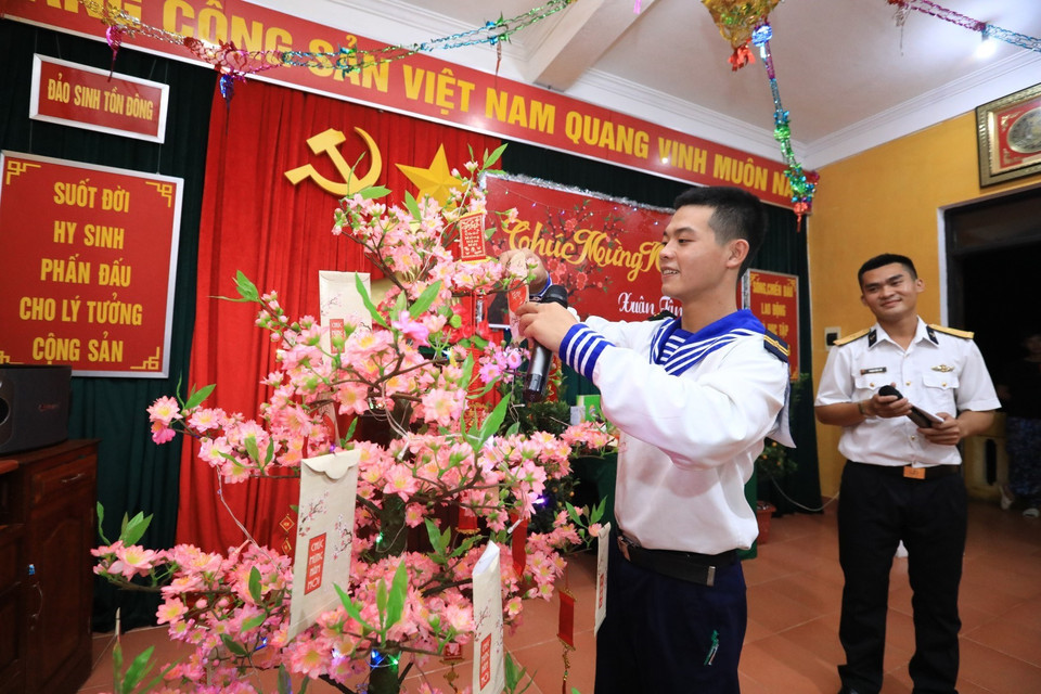 Những cành đào, chậu quất đã mang không khí Tết đến với các chiến sỹ đảo Sinh Tồn Đông. (Ảnh: Thành Đạt/TTXVN)
