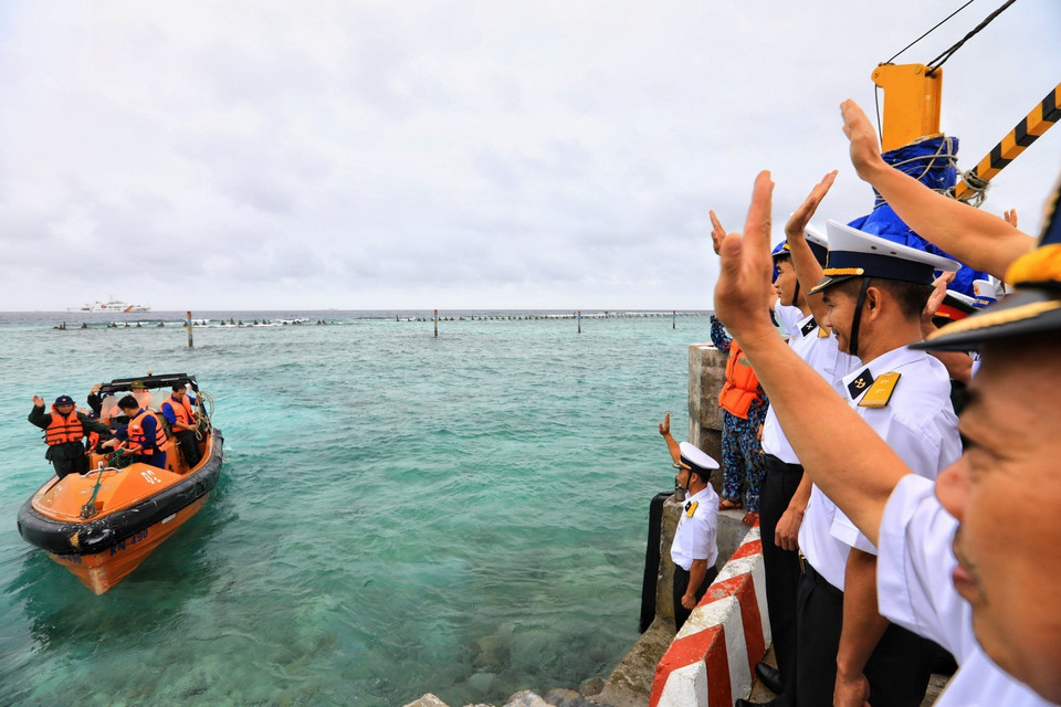 Lễ tiễn Đoàn công tác vùng 4 hải quân tại đảo Sinh Tồn Đông. (Ảnh: Thành Đạt/TTXVN)