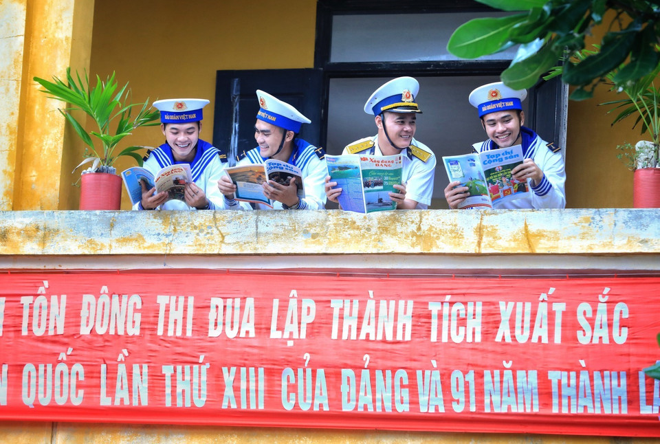 Buổi sinh hoạt chính trị của cán bộ, chiến sỹ đảo Sinh Tồn Đông hướng tới Đại hội Đảng XIII. (Ảnh: Thành Đạt/TTXVN)