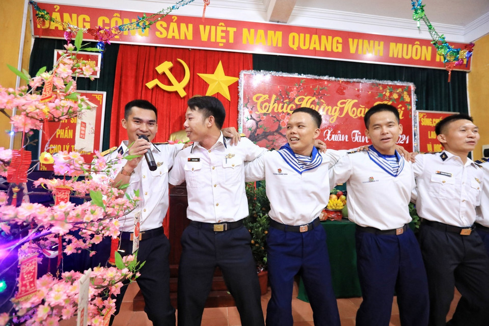 Chương trình văn nghệ mừng Đảng, mừng Xuân của chiến sỹ trên Đảo Sinh Tồn Đông. (Ảnh: Thành Đạt/TTXVN)