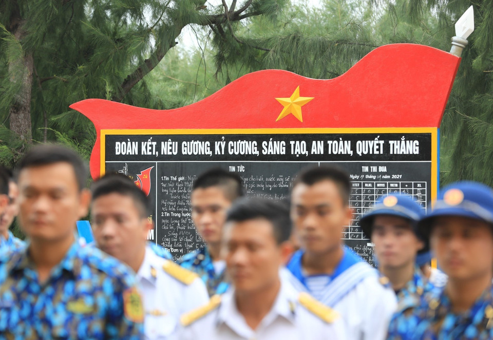 Công tác kiểm tra quân số đợt thay, thu quân cuối năm trên đảo Sinh Tồn Đông. (Ảnh: Thành Đạt/TTXVN)