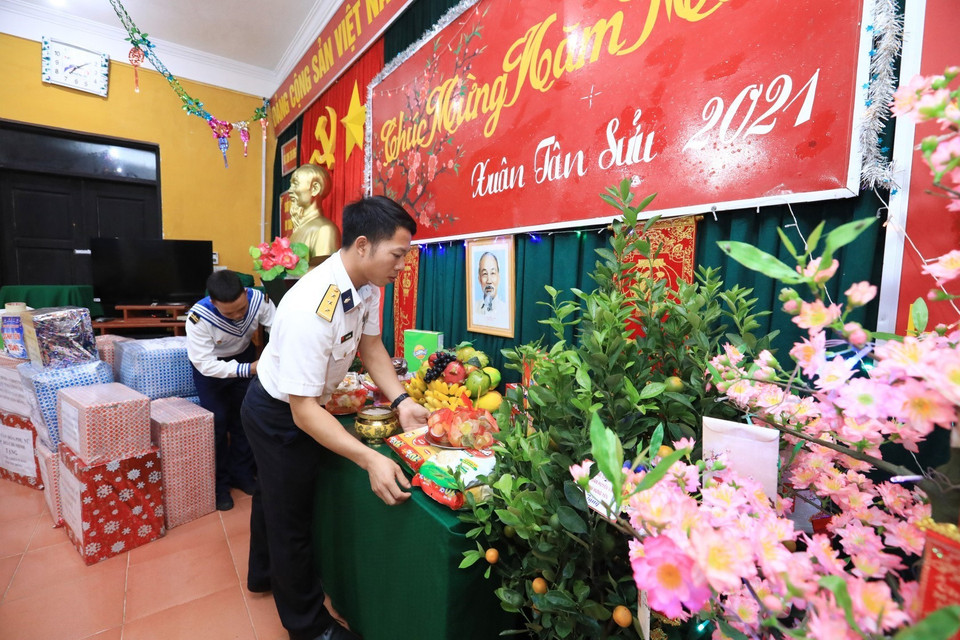 Những cành đào, chậu quất đã mang không khí Tết đến với các chiến sỹ đảo Sinh Tồn Đông. (Ảnh: Thành Đạt/TTXVN)