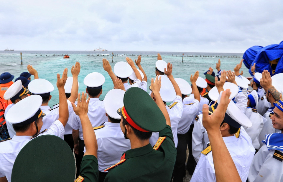 Lễ tiễn Đoàn công tác vùng 4 hải quân tại đảo Sinh Tồn Đông. (Ảnh: Thành Đạt/TTXVN)