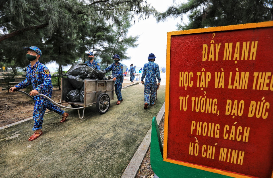 Những chuyến hàng quà Tết từ đất liền gửi ra đảo Sinh Tồn Đông, không khí làm việc của cán bộ, chiến sỹ tấp nập hẳn lên. (Ảnh: Thành Đạt/TTXVN)