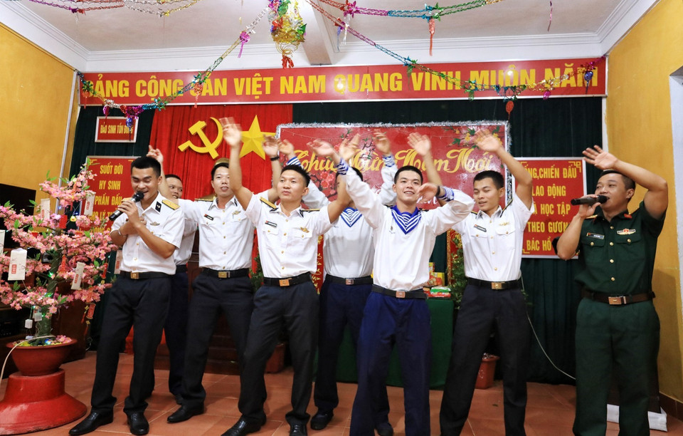 Chương trình văn nghệ mừng Đảng, mừng Xuân của chiến sỹ trên đảo Sinh Tồn Đông. (Ảnh: Thành Đạt/TTXVN)