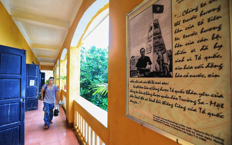 Cán bộ, chiến sỹ dọn dẹp quân tư trang với ý thức tự giác cao. (Ảnh: Thành Đạt/TTXVN)