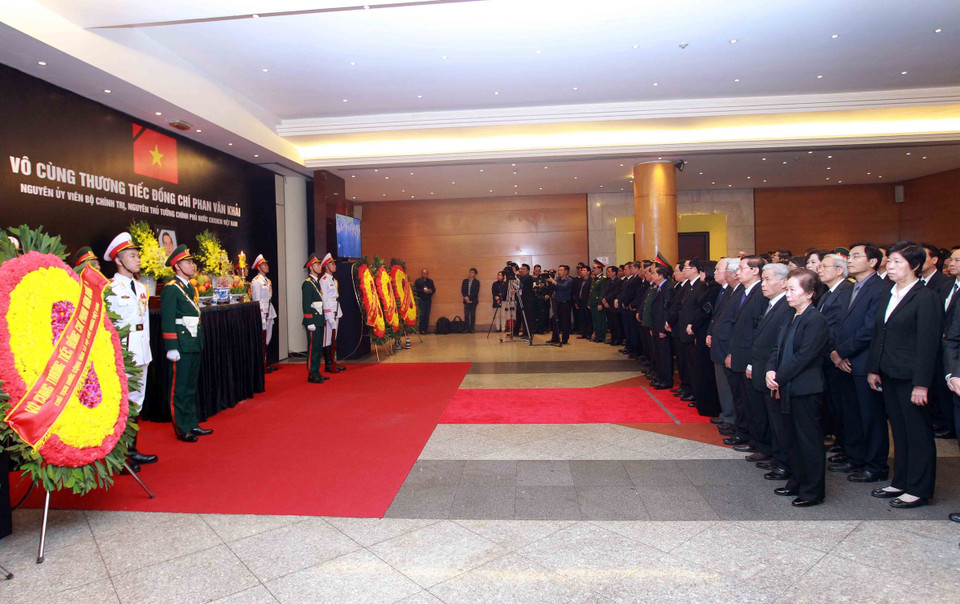 Các lãnh đạo, nguyên lãnh đạo Đảng, Nhà nước dự Lễ truy điệu nguyên Thủ tướng Phan Văn Khải. (Ảnh: TTXVN)