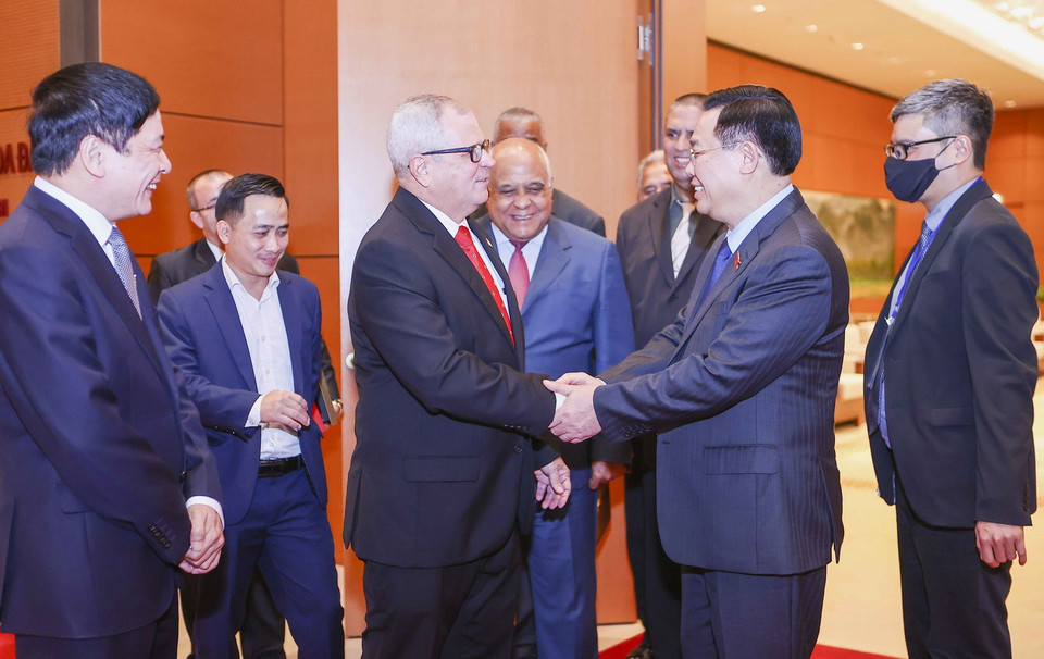 Chủ tịch Quốc hội Vương Đình Huệ trao đổi với Tổng Thư ký Quốc hội và Hội đồng Nhà nước Cuba Homero Acosta Álvarez. (Ảnh: Doãn Tấn/TTXVN)