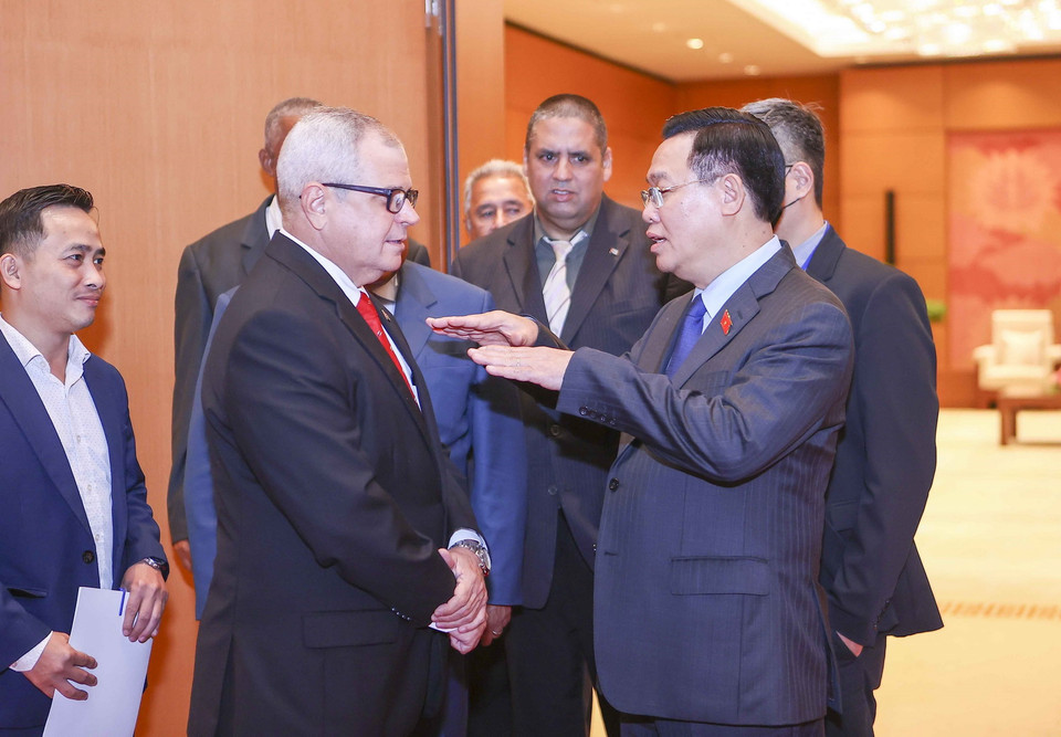 Chủ tịch Quốc hội Vương Đình Huệ trao đổi với Tổng Thư ký Quốc hội và Hội đồng Nhà nước Cuba. (Ảnh: Doãn Tấn/TTXVN)