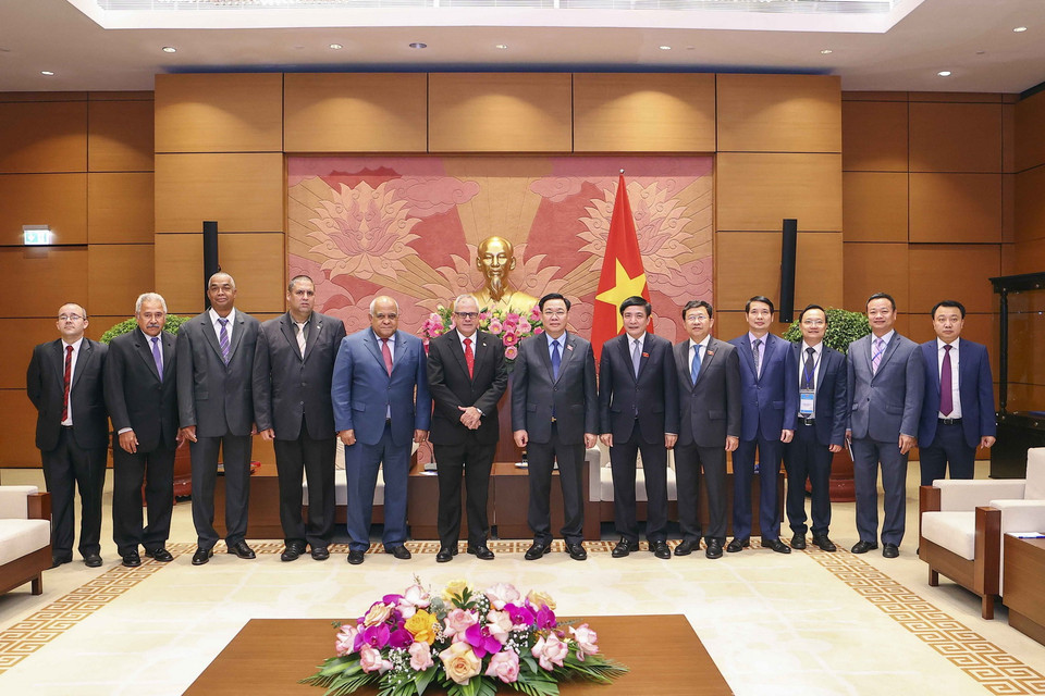 Chủ tịch Quốc hội Vương Đình Huệ chụp ảnh lưu niệm với đại biểu. (Ảnh: Doãn Tấn/TTXVN)