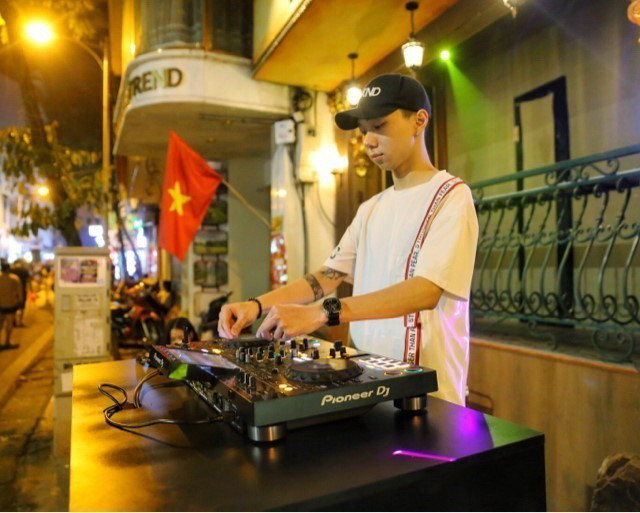 Một DJ chơi nhạc tại một quán bar trên vỉa hè. (Ảnh: Tuấn Đức/TTXVN)