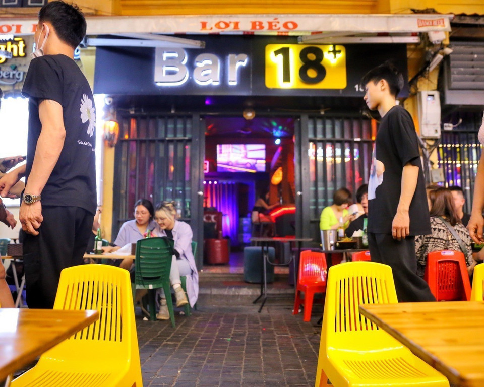 Các quán bar hoạt động trở lại càng làm khu vực Tạ Hiện-Lương Ngọc Quyến đông đúc, nhộn nhịp hơn. (Ảnh: Tuấn Đức/TTXVN)