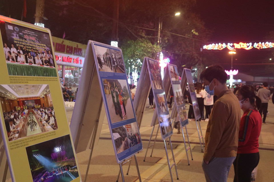  Người dân xem triển lãm ảnh trong không gian phố đi bộ Kim Đồng. (Ảnh: Chu Hiệu/TTXVN)