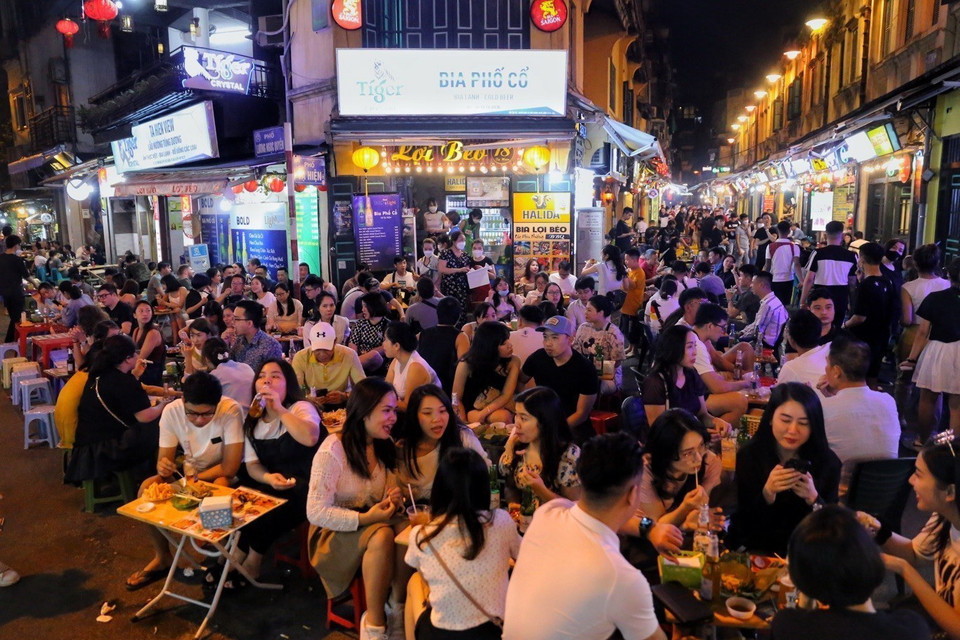 Khu vực Tạ Hiện đông kín người khiến cho việc di chuyển khá khó khăn. (Ảnh: Tuấn Đức/TTXVN)