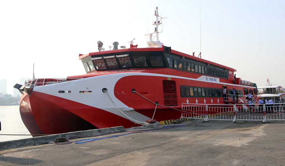  Tàu cao tốc Trưng Trắc cập bến sông Hàn đón những hành khách đầu tiên đi tham quan du lịch tại đảo Lý Sơn. (Ảnh: Trần Lê Lâm/TTXVN)