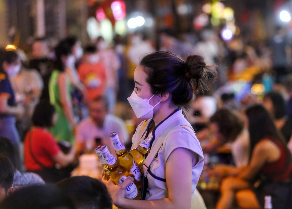 Nhân viên phục vụ tất bật với đồ uống trên tay. (Ảnh: Tuấn Đức/TTXVN)