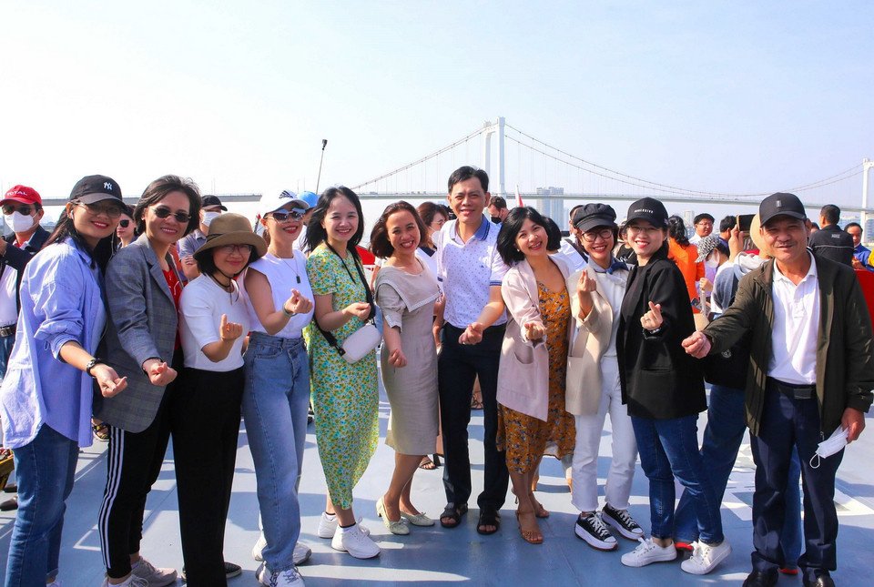  Những hành khách đầu tiên trên tuyến tàu cao tốc Trưng Trắc xuất phát từ Đà Nẵng đi tham quan du lịch tại đảo Lý Sơn. (Ảnh: Trần Lê Lâm/TTXVN)