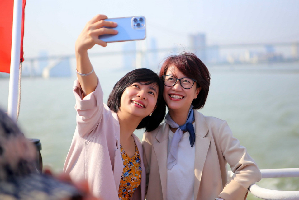  Các hành khách tranh thủ ghi lại những khoảnh khắc đẹp ngay khi chuyến tàu vừa xuất phát đi tham quan du lịch tại đảo Lý Sơn. (Ảnh: Trần Lê Lâm/TTXVN) 