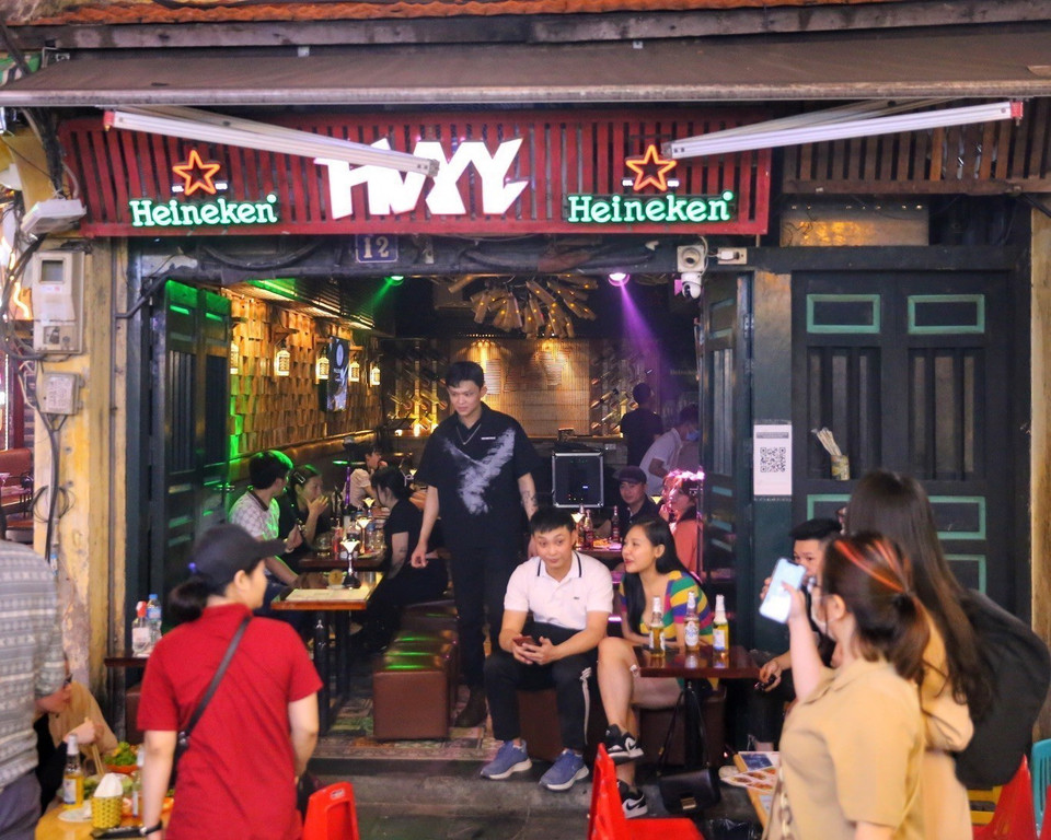 Từ 0h ngày 8/4/2022, các quán bar được hoạt động trở lại. (Ảnh: Tuấn Đức/TTXVN)