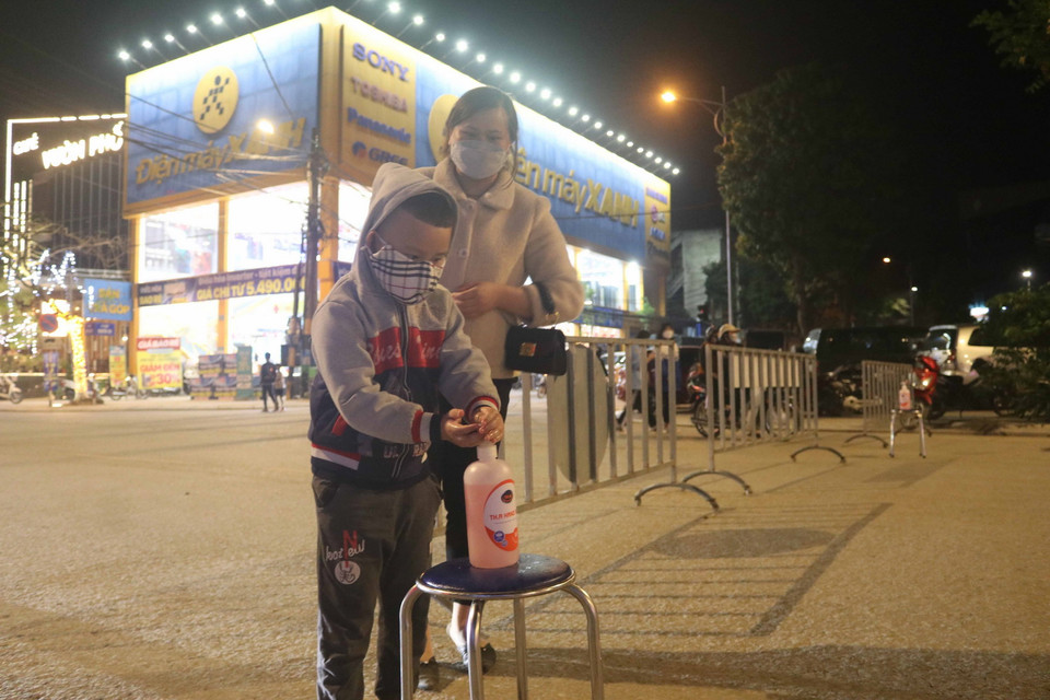  Người dân tham gia không gian phố đi bộ Kim Đồng đều tuân thủ quy định phòng, chống COVID-19. (Ảnh: Chu Hiệu/TTXVN)