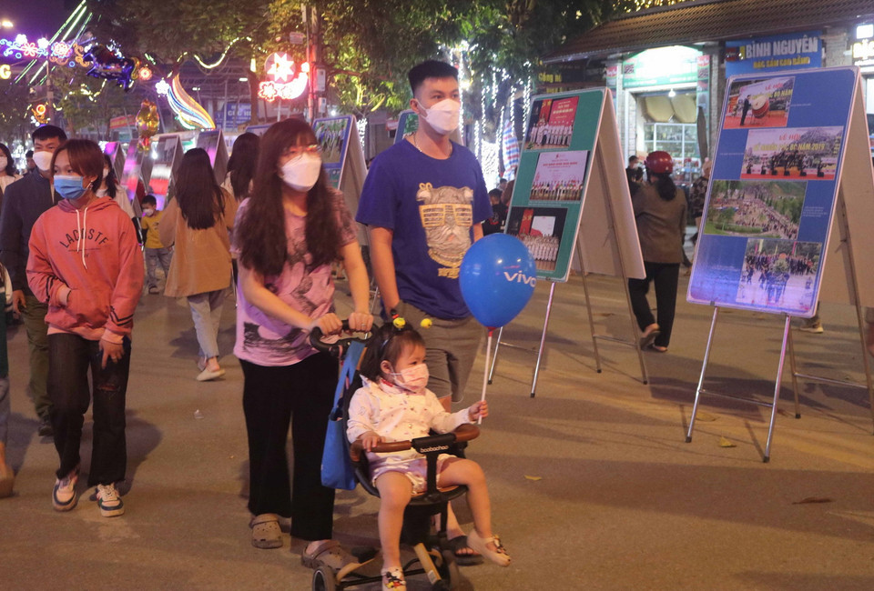  Người dân dạo phố trong không gian phố đi bộ Kim Đồng. (Ảnh: Chu Hiệu/TTXVN)