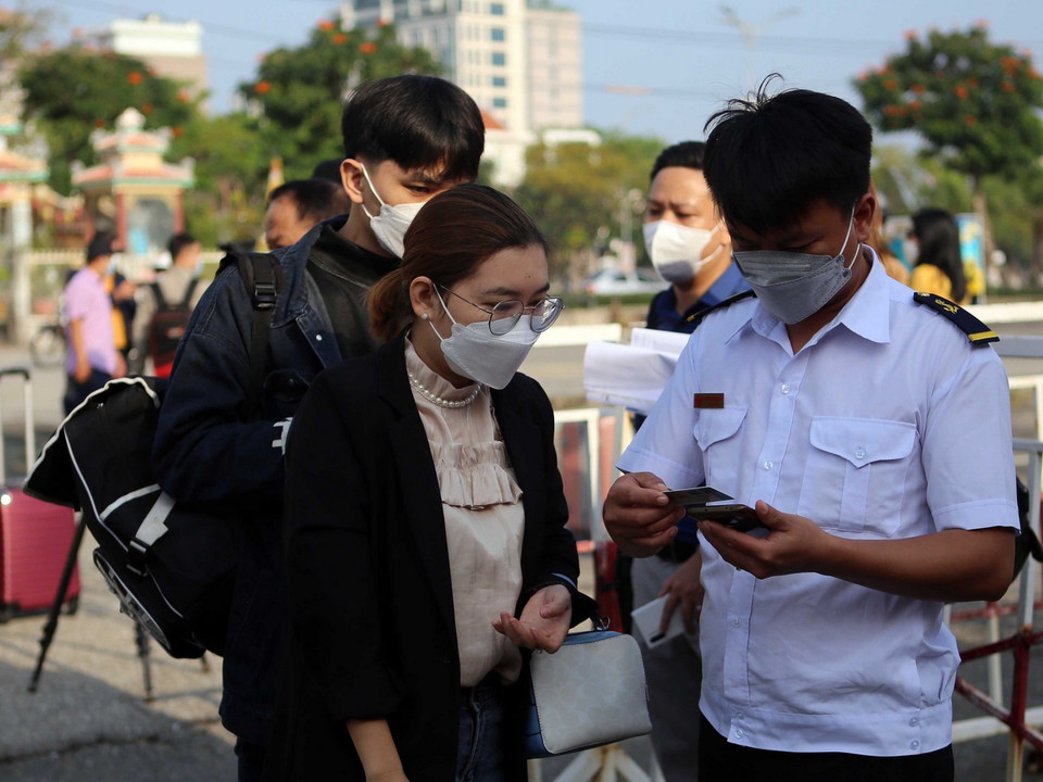  Các hành khách làm thủ tục kiểm tra vé trước khi lên tàu Tàu cao tốc Trưng Trắc đi tham quan du lịch tại đảo Lý Sơn. (Ảnh: Trần Lê Lâm/TTXVN)